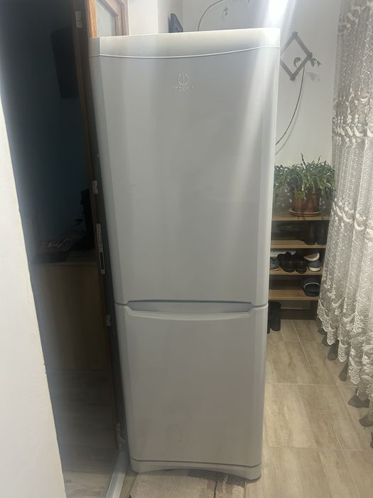 Vand frigider cu congelator