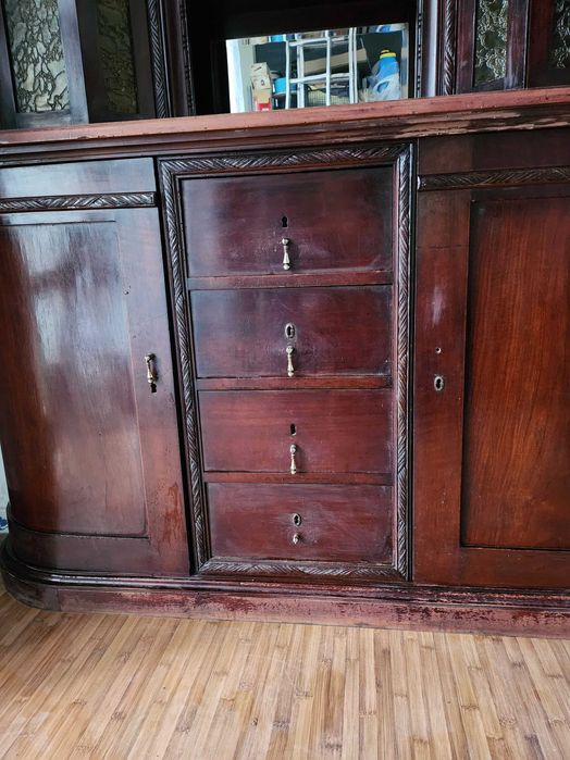 Бюфет, старинен от масивна дървесина.