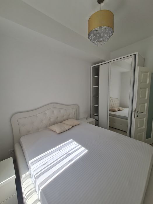 Închiriez apartament cu trei camere mobilat și utilat