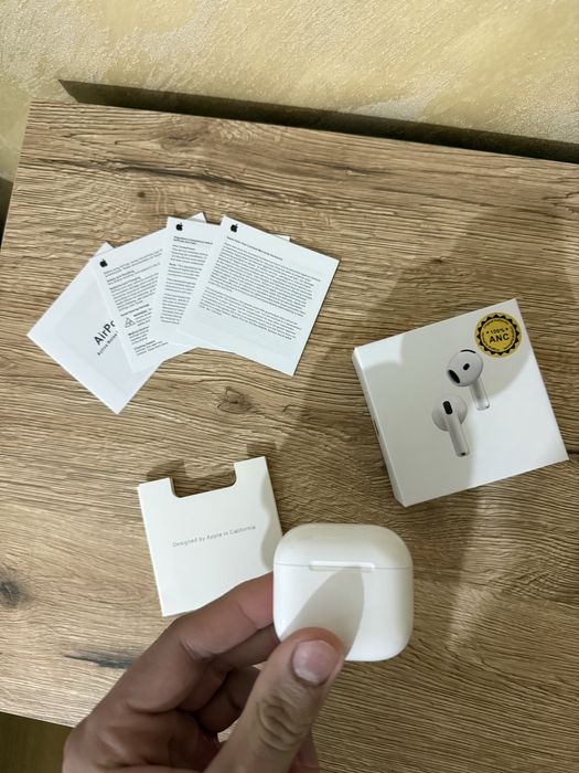 Air Pods 4 originale, cu noise cancelling si incarcare magsafe