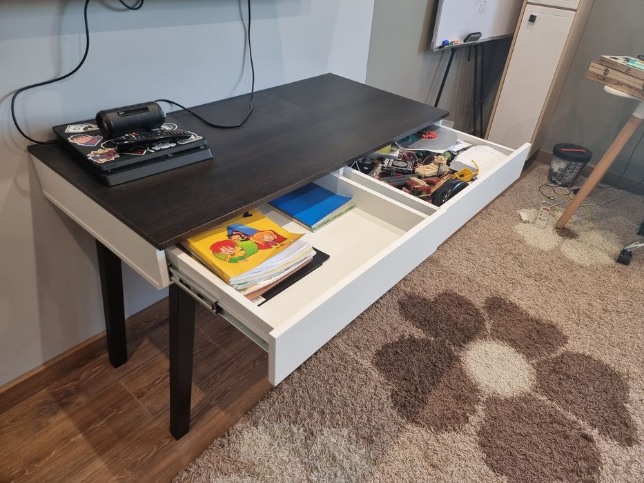 очень удобный стол для учёбы и работы