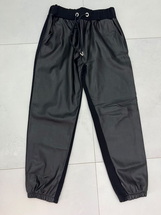 Vand pantaloni sport pentru femei