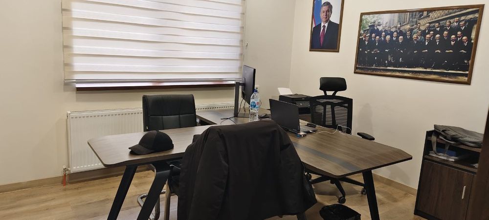 Офисная мебель комплектом. Состояние хорошее.