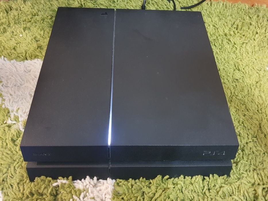 Продам Sony Playstation 4 срочно