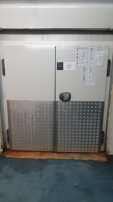 Врата за хладилна камера