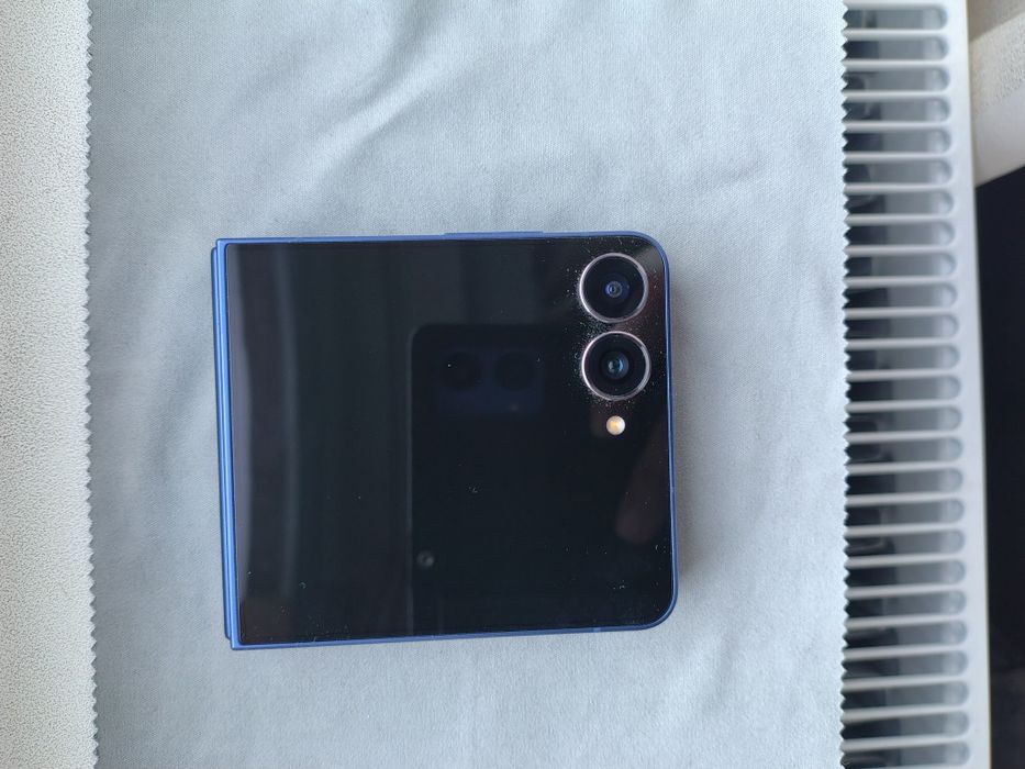 Vând Samsung Z Flip 7