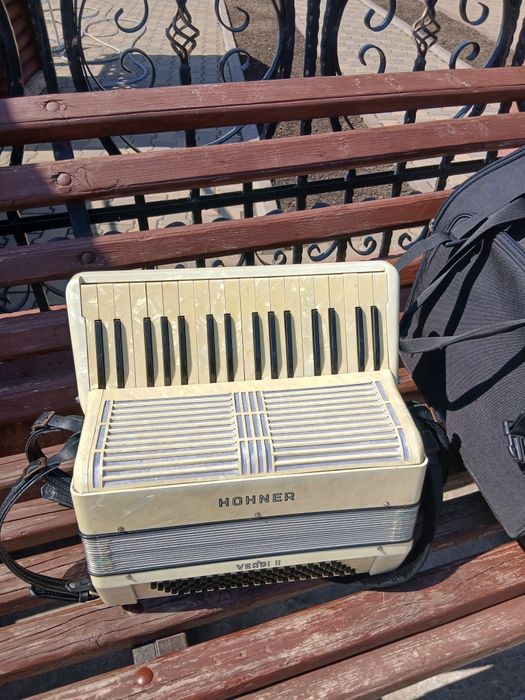 Vând acordeon 80 de basi hohner