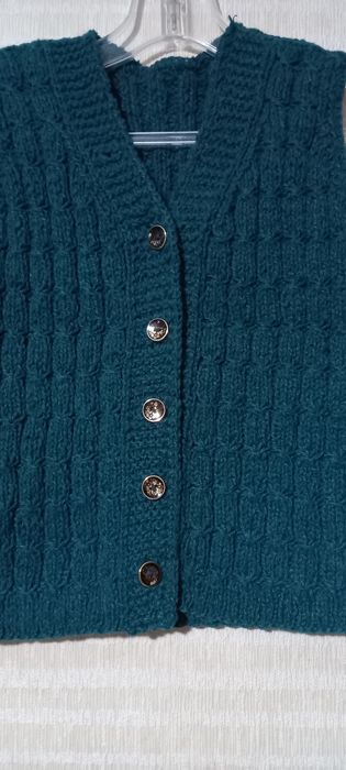 Самовязанная детская жилетка,
