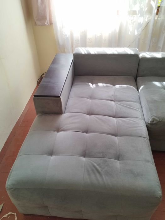 Разтегателен ъглов диван, с подлакътник етажерка