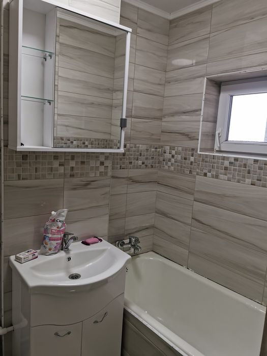 Închiriez apartament cu 3 camere