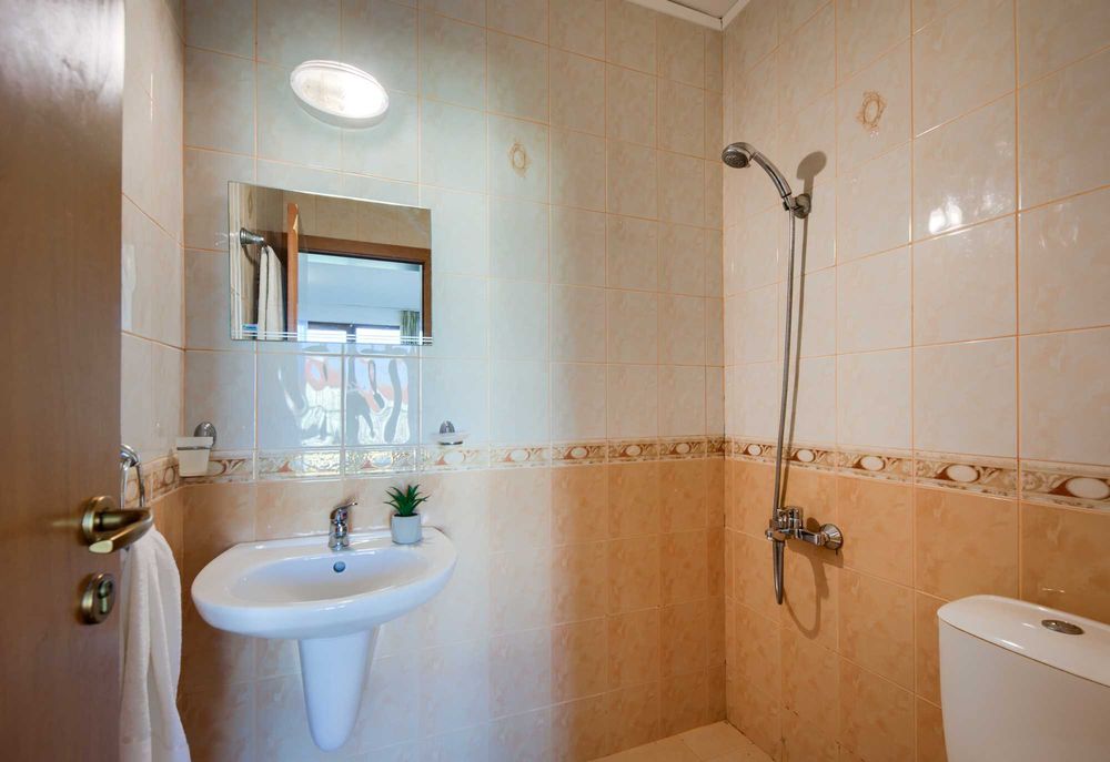 Голям тристаен с две бани до Марината, с басейн и паркинг