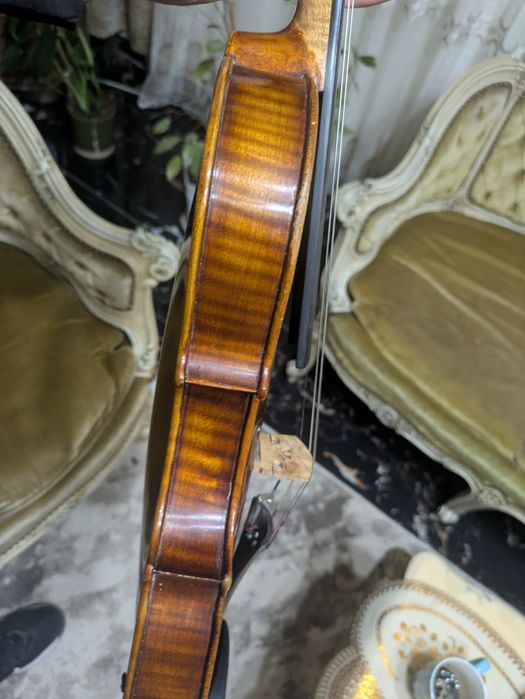 De vânzare o vioară veche deosebit de frumoasă în stare perfecta