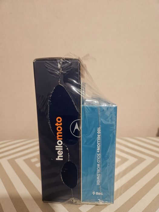 Чисто нов телефон Motorola + безжични слушалки