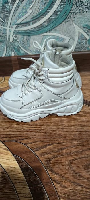 Зимние кроссовки на девочку