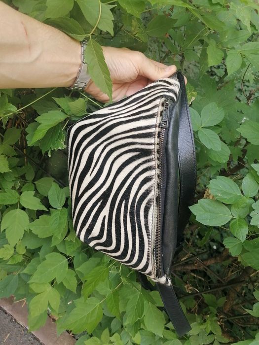 Borseta din piele, cu pattern tip zebră