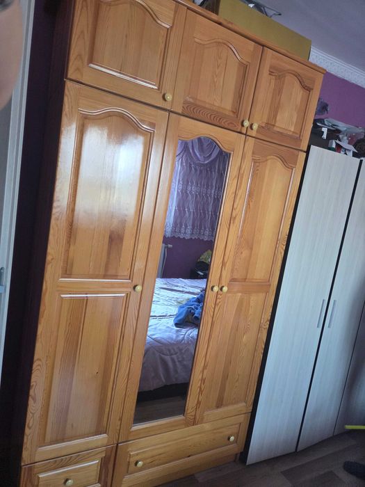 Продавам дървен гардероб