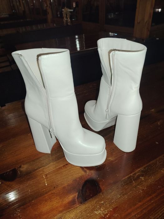 Дамски боти ботуши бежови към бяло