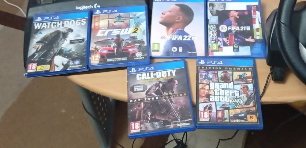 Vând PS4 slim cu 6 jocuri+HDMI