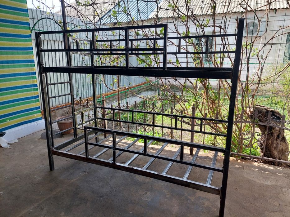 Кровать двухъярусная.