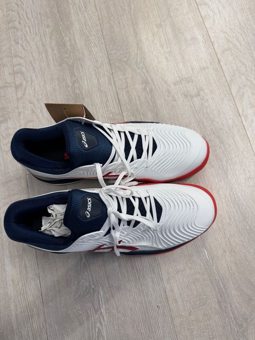Продам кроссовки ASICS новые размер 40