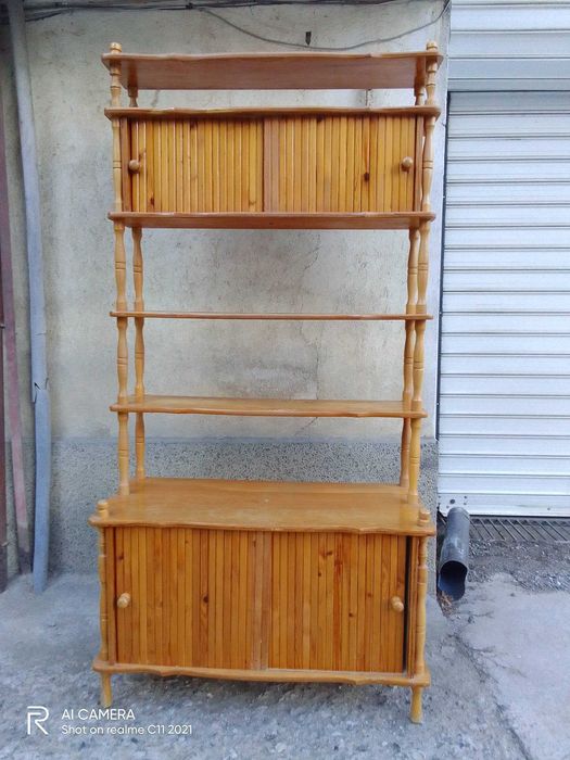 Продава се 2етажерки и шкаф от чам