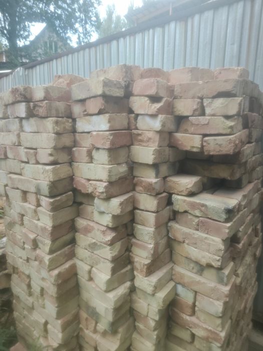 Кирпич красный продам.