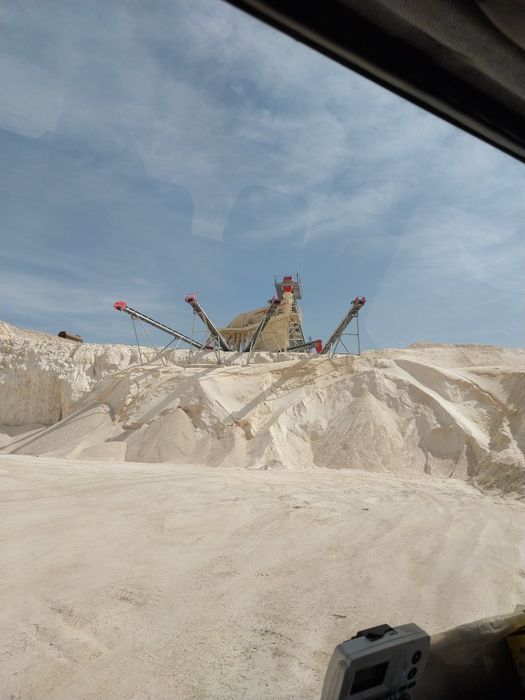 Доставка на пясък,филц,дренажен камък ,земна маса , хумус инертни мат.