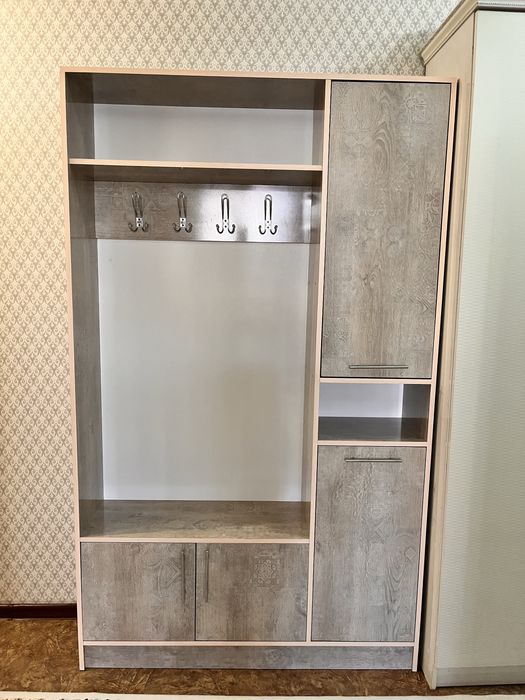 Шкаф с полками, вешелками.