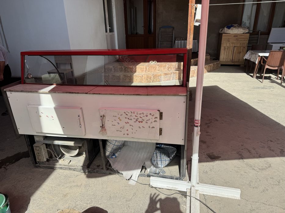 Vitrina holadilnik joyimiz yopilgani uchun sotvomiza zor sastiyanada!