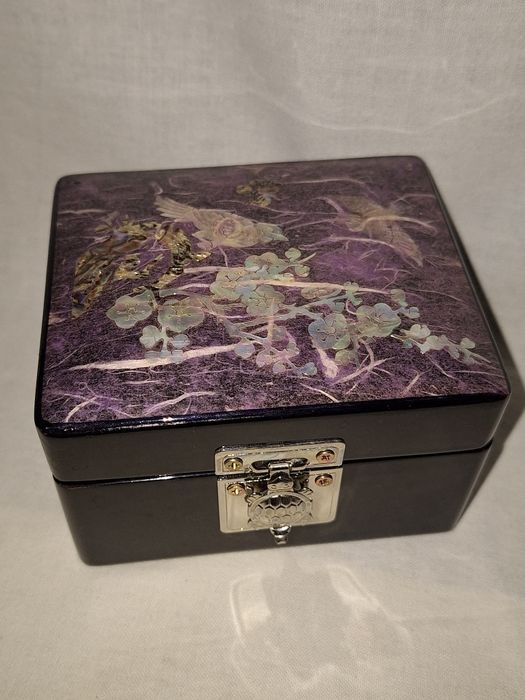Винтидж лакова кутия за бижута с интарзия от седеф
