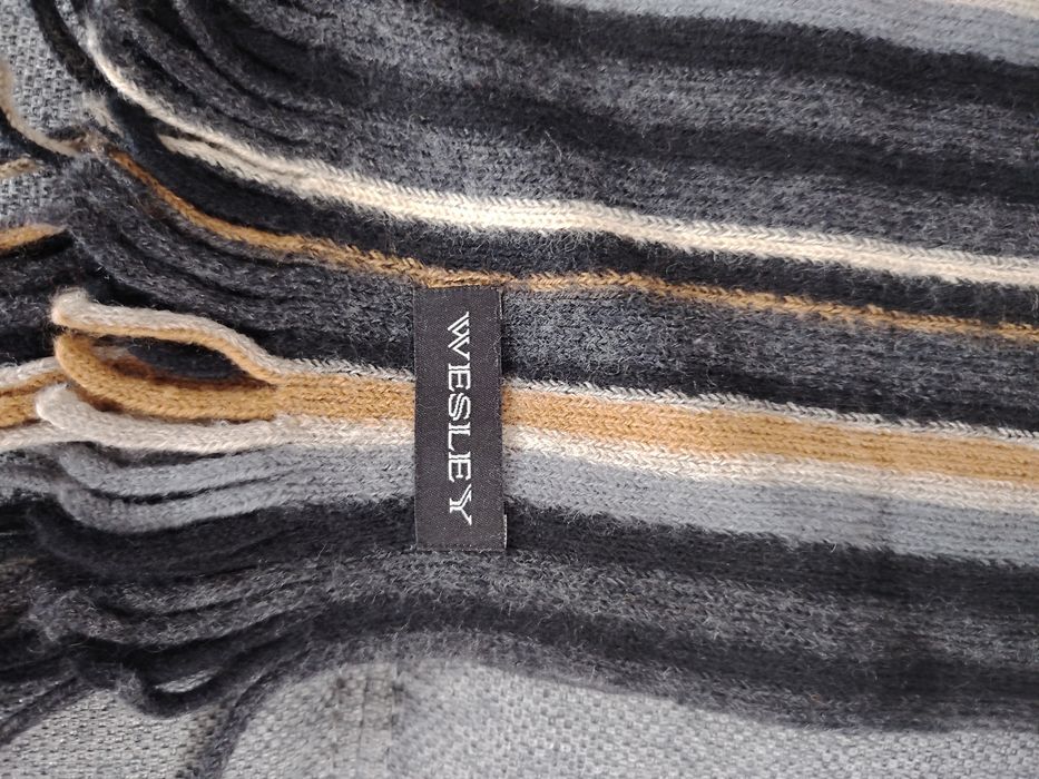 Продавам вълнен шал разноцветен