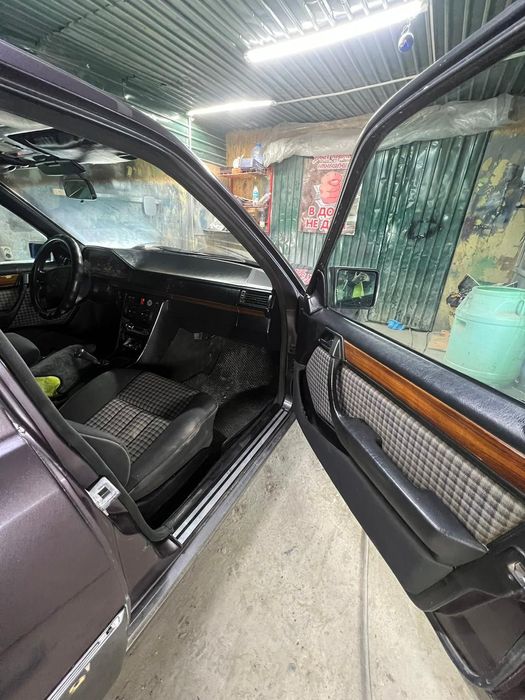 Мерседесс-220Е класс в хорошем состоянии