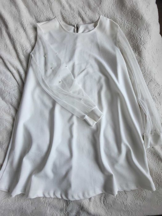 Бяла рокля с перли на ръкавите