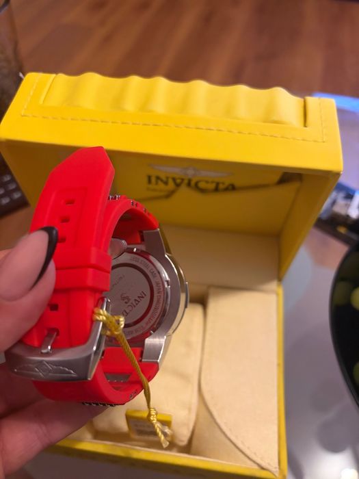 ЧИСТО НОВ Мъжки часовник Invicta Aviator Chronograph – Червен/Сребрист