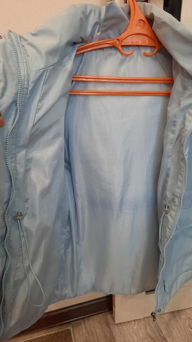 Продам демисезонную куртку на девочку