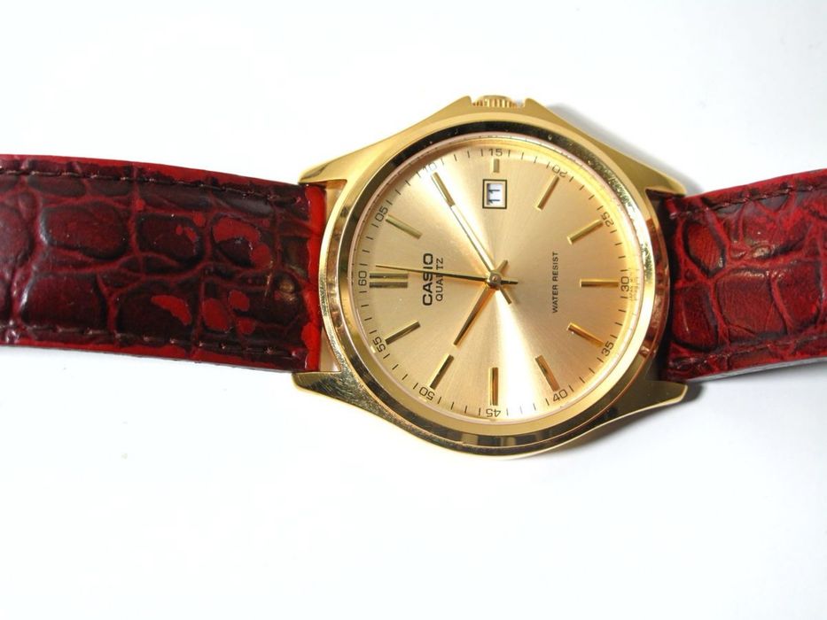 Часы casio золотой.