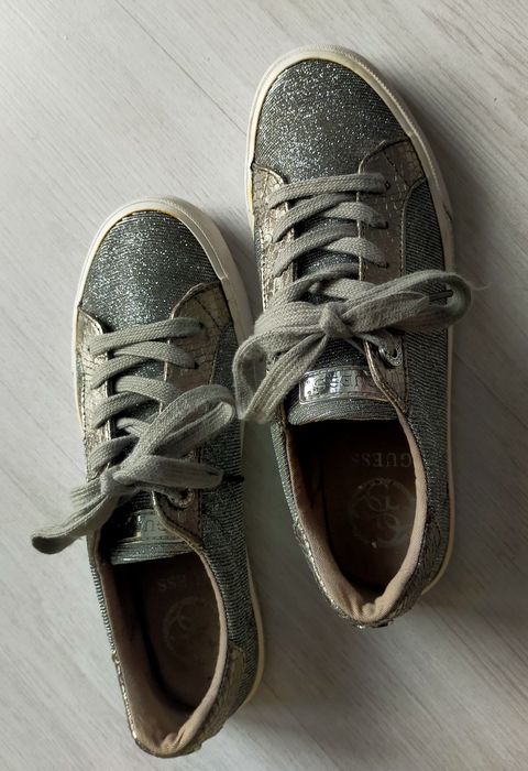 Оригинални сребристи платненки на Guess.Р-р 39, Носени без  забележки.