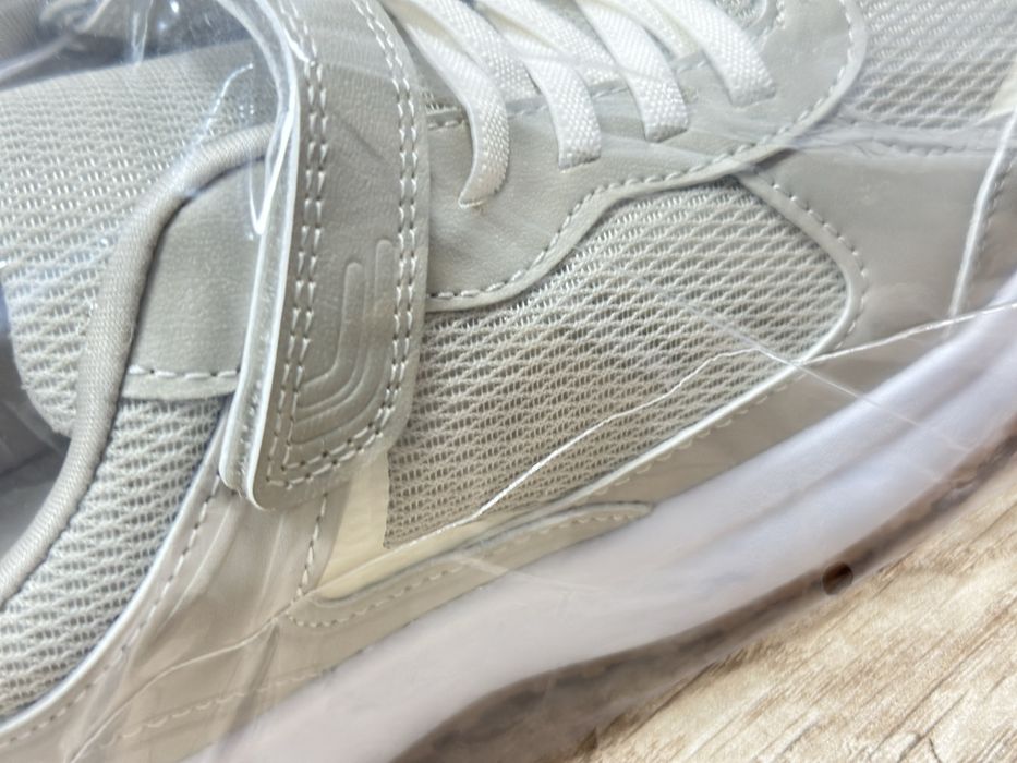 В наличии кроссовки, 37. Англия.