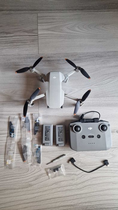 Drona DJI Mini 2,  + telecomandă DJI RC-N1 + 2 baterii + accesorii, 4K