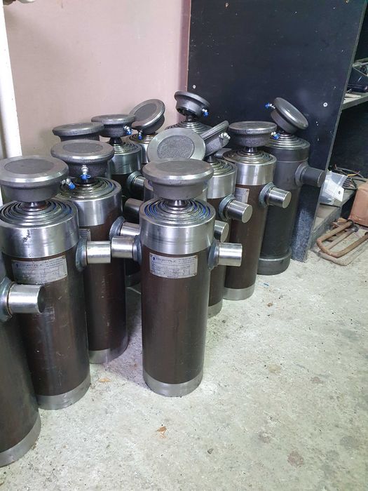 Cilindri de basculare fabricatie Italia 7 T , 9 T, 11 T .