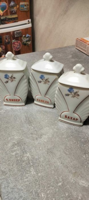 Продавам порцеланови кутии за подправки