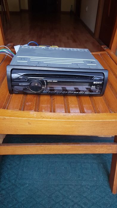 Vand radio de masina sony , 100 lei