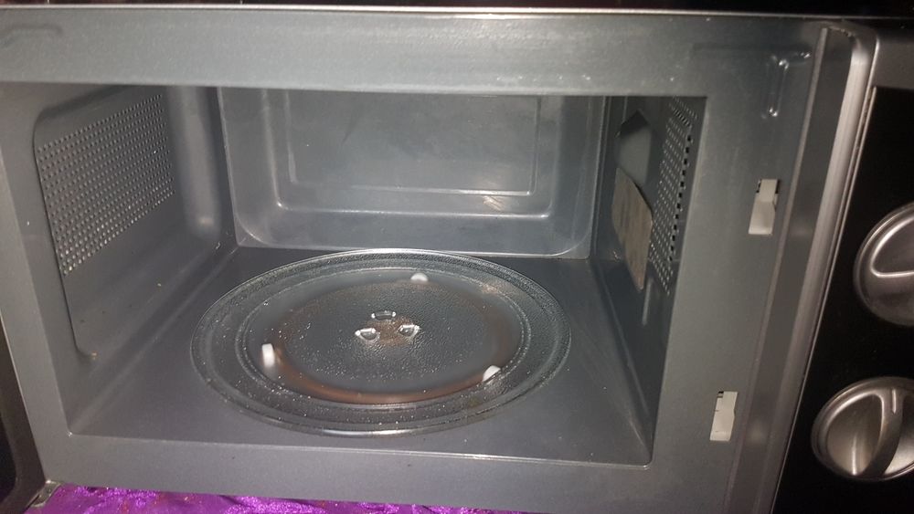 Продаю микроволновую печь  бу