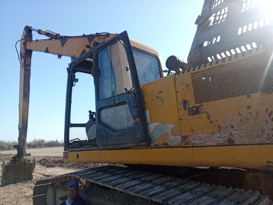 Экскаватор HUANGHE 210