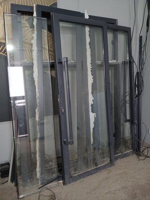 Продам алюминиевые стеклянные двери