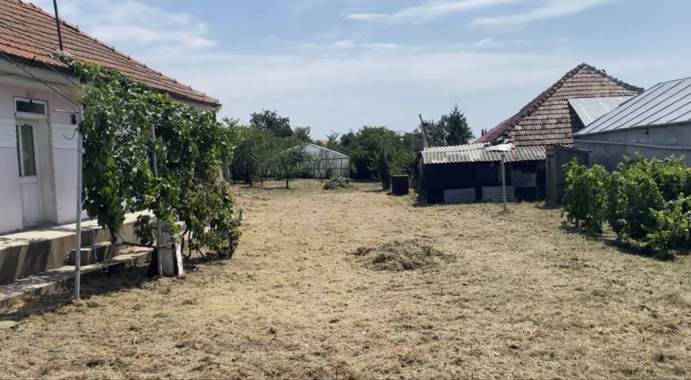 Casa + teren 860 mp HUSI