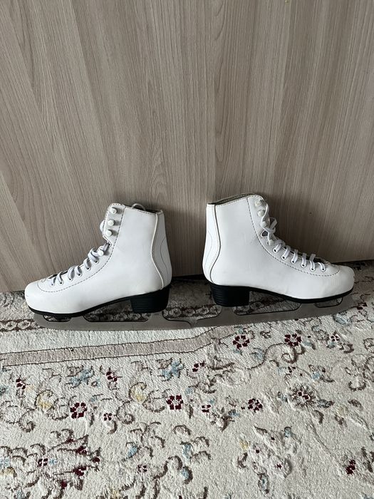 Продам коньки женские
