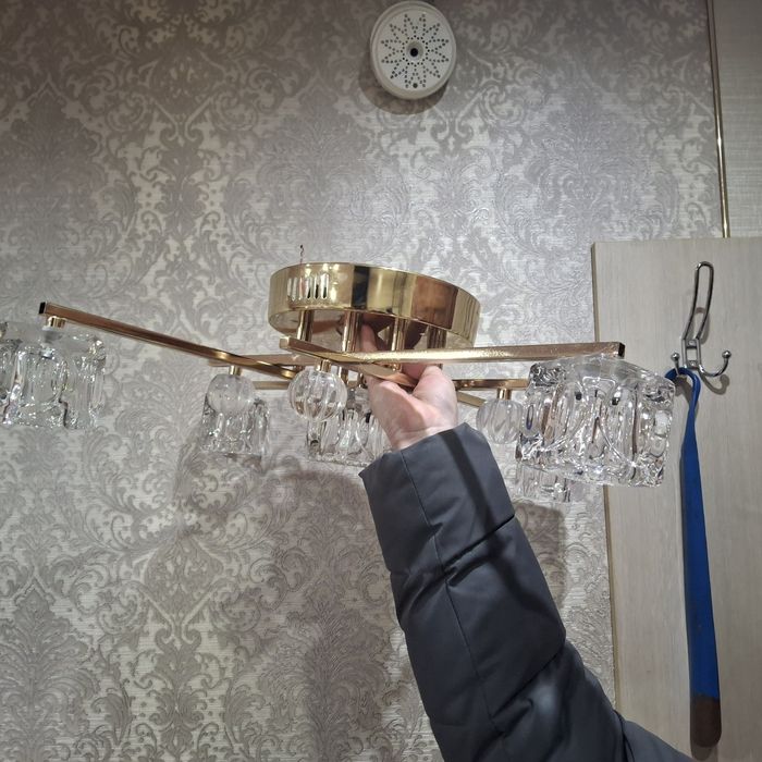 Продам люстру в рабочем состояни