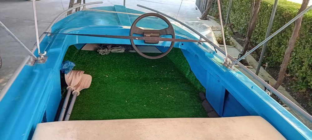 Лодка с двигател