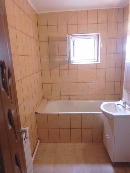 Vand apartament 2 camere semidecomandat zona Centrala Filiasi